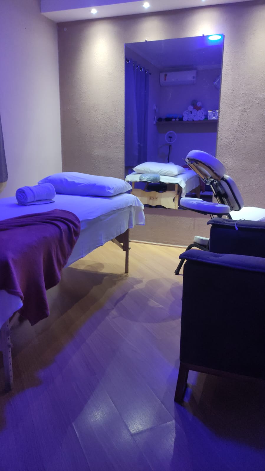 Sala de massoterapia Inovare — maca e cadeira para quick massage